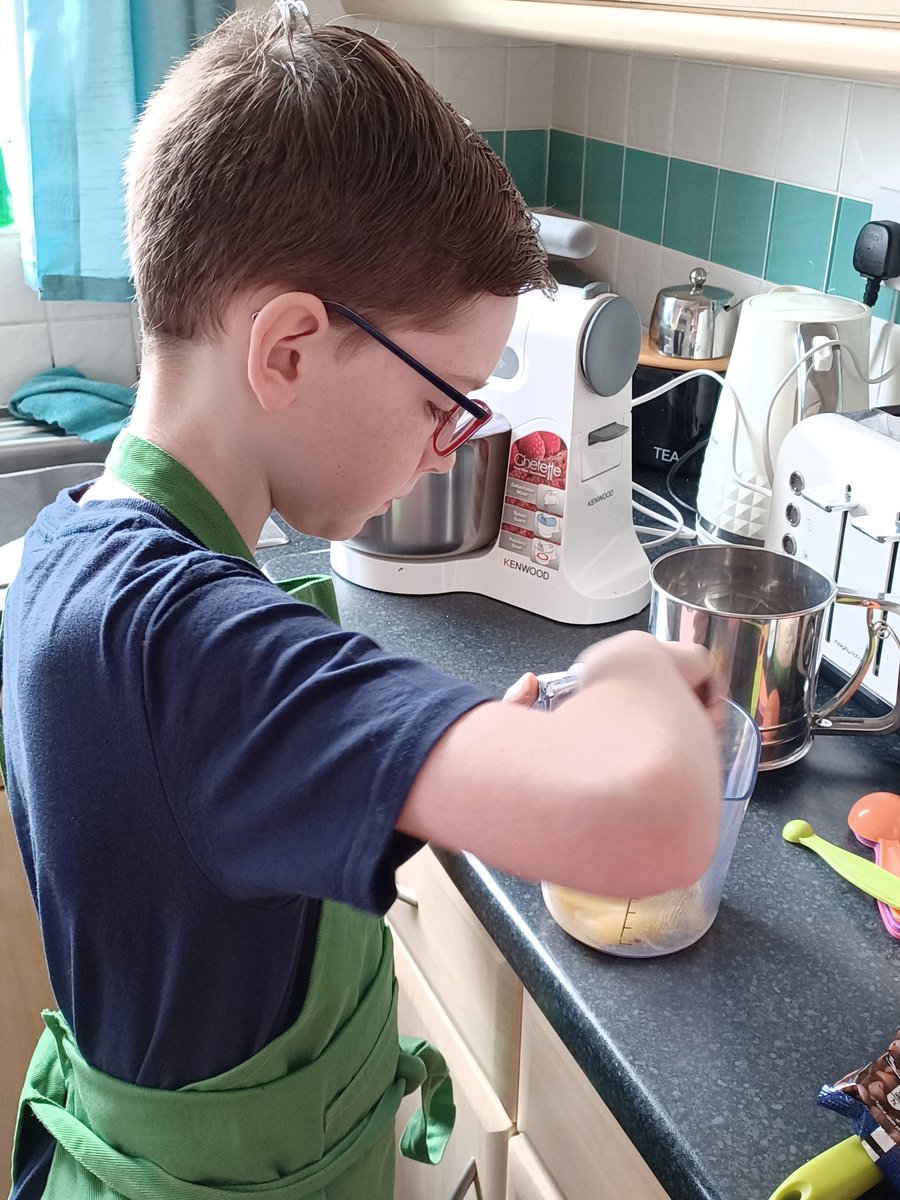 Sarahbo54291311's tweet photo. We've had a wonderful morning trying out one of the North American Food Technology recipes. Delicious chocolate chip cookies ๐ช Apple Pie recipe next week. @MrsMellingClass @St_Wilfrids_CE #Y5HomeLearningDT https://t.co/AcC40ZaD4s