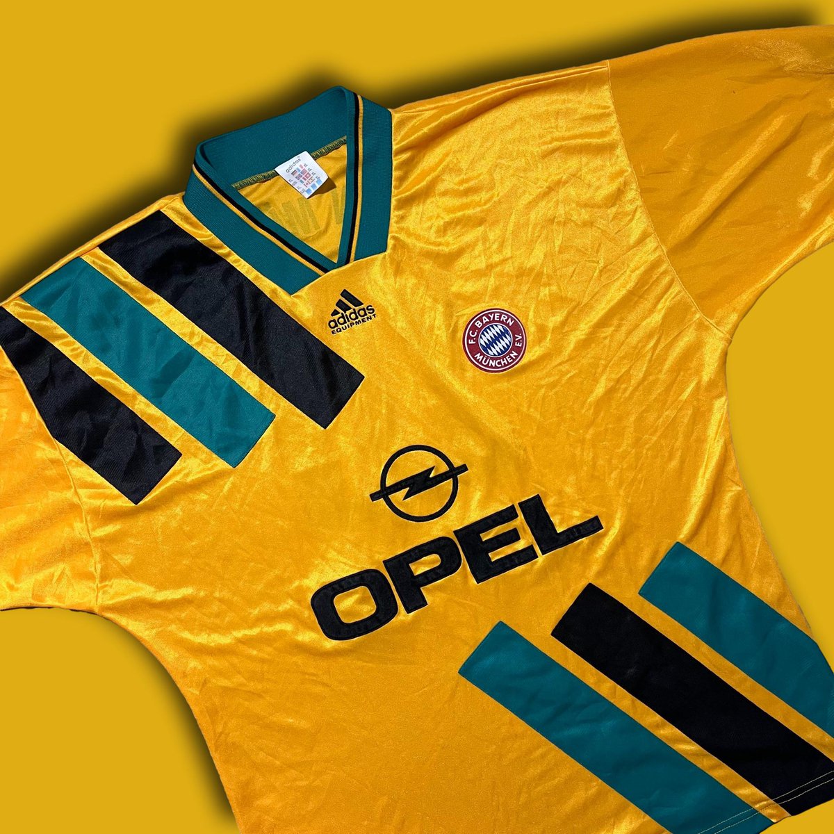 90sfootball's tweet photo. To celebrate us reaching 750,000 followers we've teamed up with @EhRetroKits to give away this Lothar Matthäus #10 1993-95 Away Bayern Munich shirt (size XL)

To enter:
➡️ Retweet this tweet
➡️ Follow @EhRetroKits https://t.co/uHOycayUab