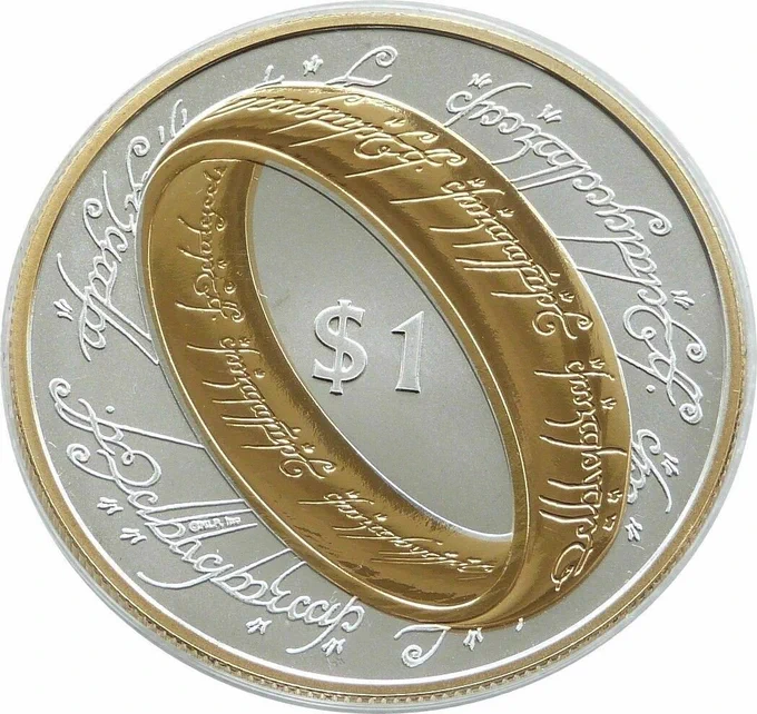Para conmemorar el éxito de la trilogía de El Señor de los Anillos de Peter Jackson, el Banco de Nueva Zelanda acuñó dos nuevas monedas con el Anillo Único en su efigie. La segunda es de oro de 24 quilates y su precio en el mercado de coleccionistas es de más de 5.000 €. 