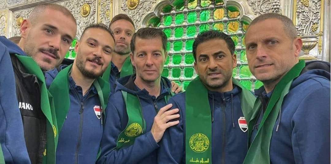 كادر منتخبنا الوطني في زيارة لحرم الامام علي (عليه السلام).