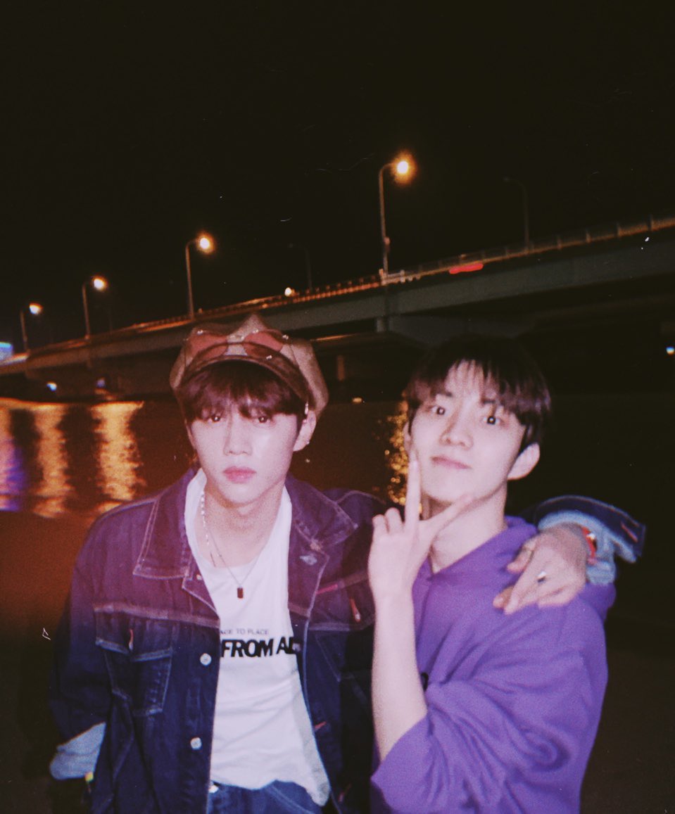 _ichoseyou's tweet photo. 얘네 커플 브이로그하면 썸네일 하나는 기깔나게 뽑음 https://t.co/rbYHDpUnwT