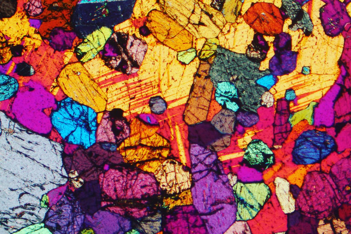 alexstrekeisen's tweet photo. Plagioclase, orthopyroxene and hornblende in a norite from Maniitsoq Norite Belt (3.0 Ga years old) Greenland. PPL, XPL and XPL + lambda plate. Thank to Pedro Waterton for the sample.
#norite #plagioclase #orthopyroxene #Greenland #thinsection https://t.co/bLy91oC0Ke
