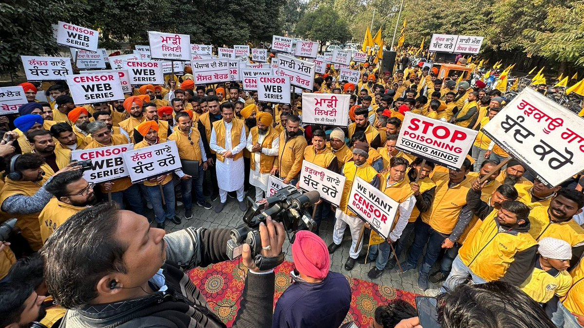 deepak_loi's tweet photo. अधिक फ़ेम की ख़ातिर अपने गीतों में Gangsters को Hero दिखाकर, लड़कियों को अर्ध नग्न करके, नशे को Trend बताकर, युवाओं को आख़िर किस दिशा की ओर ले जा रहे है ये Singers ?

ऐसे singers की दुकाने अब बंद की जायेंगी और किसी भी क़ीमत पर इन जैसों को चलने नहीं दिया जाएगा।

#Punjab
#Bollywood https://t.co/17BY3UUrUL