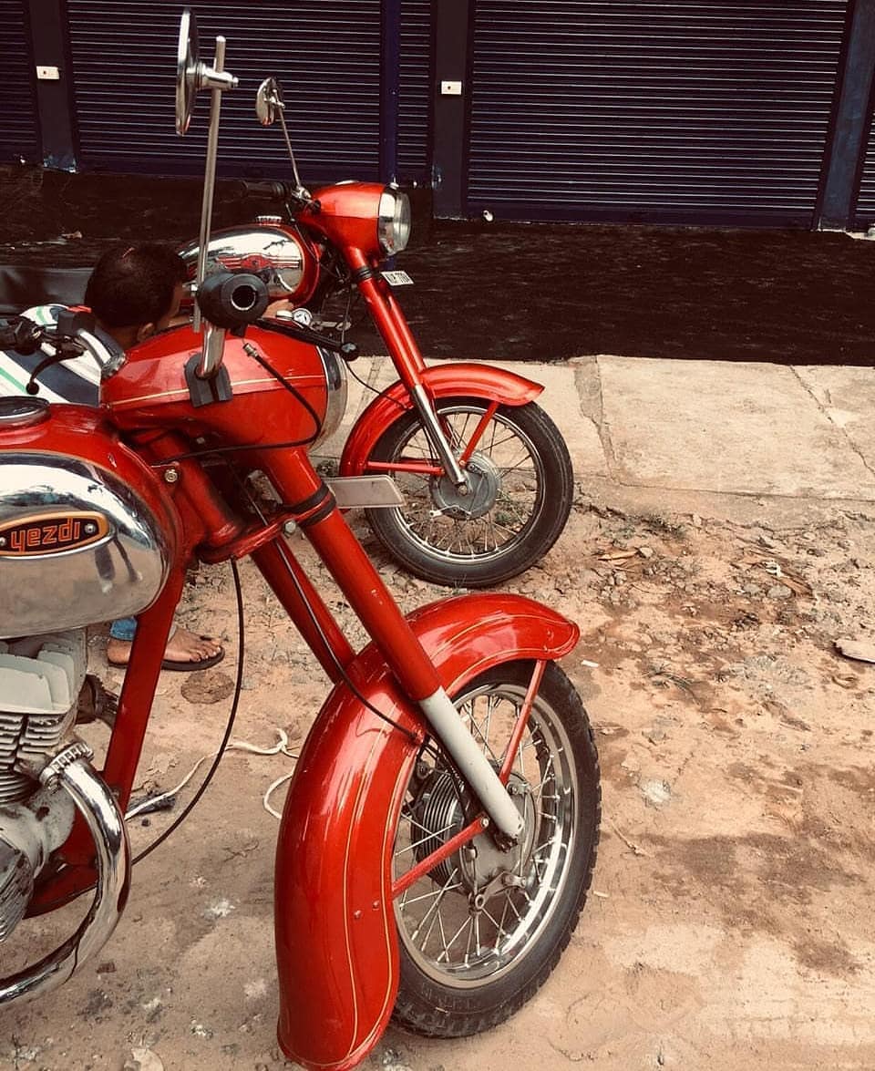 Two is better than one! The shine on these classic #YezdiMotorcycles has got me pumped up for a Sunday ride. Who's in? ​

Photo: fa1z07 (IG)

#YezdiForever #yezdilovers #yezdiadventure #yezdiriders #bikersoul #bikelover