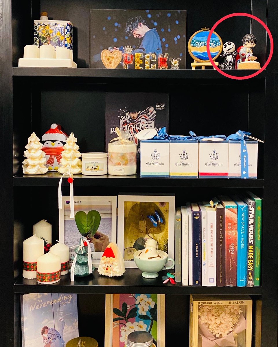 patchyiiz15's tweet image. ดีใจจจนพิมพ์อะไรไม่ถูกเลย ไม่คิดไม่ฝันว่าของที่ให้จะได้อยู่ในตู้โชว์กับเค้า แสนดีขนาดนี้แล้วฉันจะไปไหนรอดดดด
 
#เป๊กผลิตโชค #PeckPaLitChoke
@peckpalit