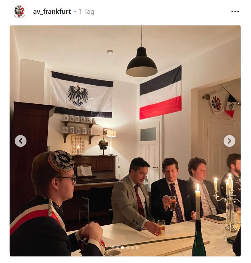 korpokritik's tweet photo. Beim neu gegründeten #VDSt in #Frankfurt/Main (#VVDSt) hängt neben den schwarzweißroten Verbandsfarben auch eine Preußen-Flagge auf dem Haus. https://t.co/8gODKcCWUR