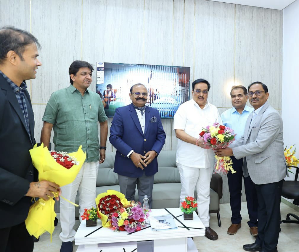 CRPaatil's tweet photo. હીરાનગરી સુરત ડાયમંડ ટેકનોલોજીમાં ક્રાંતિ સર્જી રહ્યું છે. સચીન ઇકોનોમિક ઝોન ખાતે ધર્મજ એકસપોર્ટ ફેક્ટરીનું ઉદઘાટન કર્યું. શ્રી પ્રકાશભાઇ રાખોલિયાને શુભેચ્છાઓ અને ડાયમંડ ક્ષેત્રમાં અદ્યતન ટેકનોલોજીનો ઉમેરો કરવા બદલ અભિનંદન પાઠવ્યા. https://t.co/O7gCYVX6yT