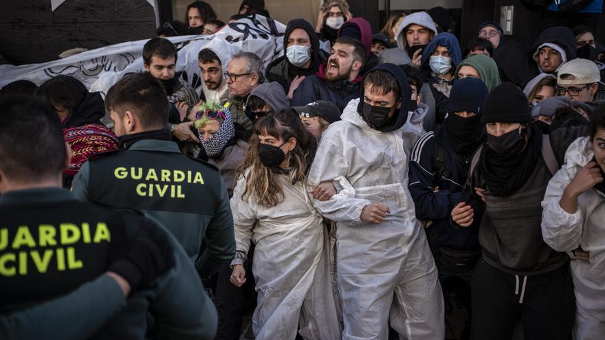 ⚠️ Desalojoei aurre egiteko edozein saiakera antolatu gogor zigortzen ari dira; adibide dira egunotan Villalban eta Bartzelonan jazotakoak. Atzo Villalban berreskuratutako etxebizitza blokea desalojatu zuen guardia zibilak, piper-gasa erabiliz eta 100 zauritu baino gehiago utziz.