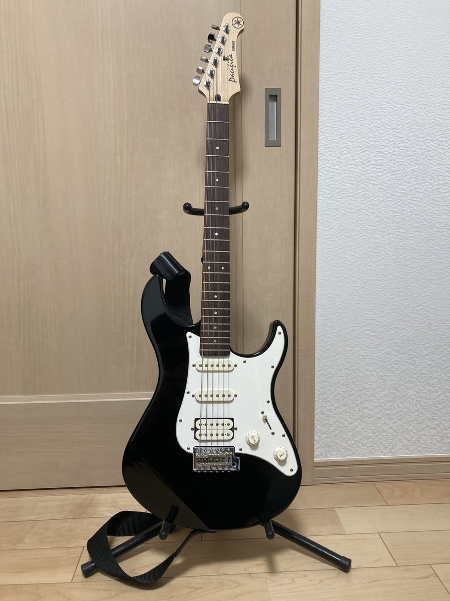 leicudelia's tweet photo. 最近、ピアノばかりだったので、エレキギターを久しぶりに再開。

20年以上前に買ったPACIFICA。

ピックガードを変えたら例の仕様に似るなと思ってAmazonで購入。

純正じゃないので、ビス位置少し異なる……

次の弦交換のタイミングで元の仕様に戻そうかな

#ヤマハ #Yamaha #パシフィカ #ぼざろ https://t.co/YImLfLnXVO