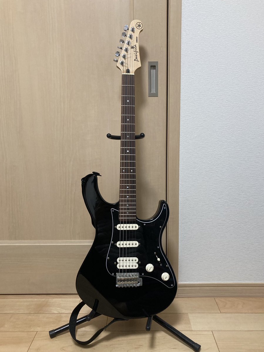 leicudelia's tweet photo. 最近、ピアノばかりだったので、エレキギターを久しぶりに再開。

20年以上前に買ったPACIFICA。

ピックガードを変えたら例の仕様に似るなと思ってAmazonで購入。

純正じゃないので、ビス位置少し異なる……

次の弦交換のタイミングで元の仕様に戻そうかな

#ヤマハ #Yamaha #パシフィカ #ぼざろ https://t.co/YImLfLnXVO