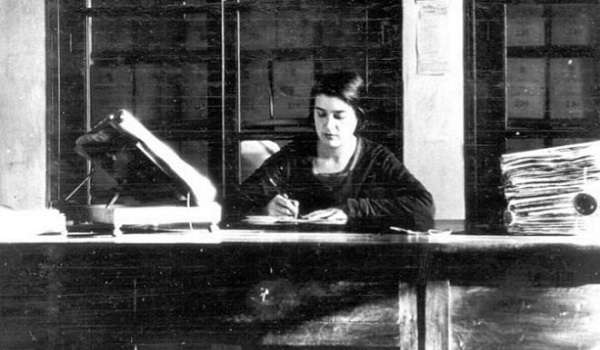 SandraFerrerV's tweet photo. 📔 María Moliner fue una de las mujeres más destacadas de las letras españolas del siglo XX. Su diccionario fue texto de consulta para muchos estudiantes y la colocó a las puertas de la Real Academia de la Lengua, aunque no llegó a ingresar. Fallecía #taldiacomohoy de 1981. 🧵👇 https://t.co/bX9wNazur5