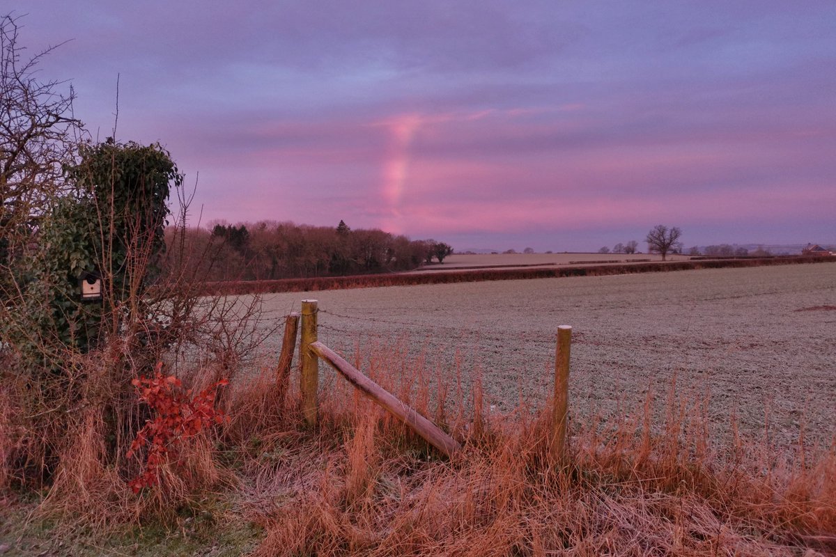 Glorious sky over the frosty fields in #Shropshire this morning. Garden pond still frozen solid, and behind me a bit of pre-sunrise #cloudbow 👀 #sundaysunrise #stormhour #loveukweather