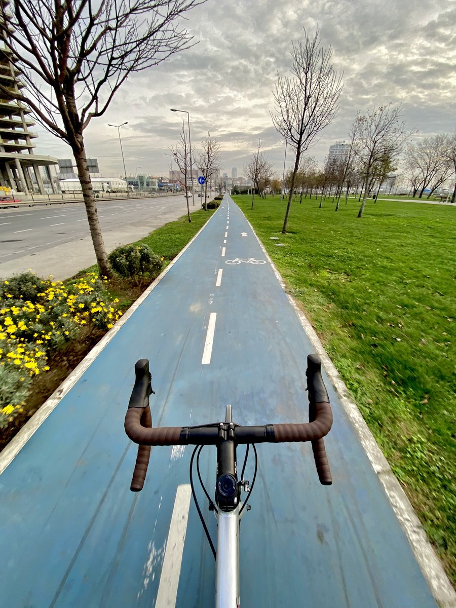 Kışın sürmenin zor yanı ellerin cepte olması. İyi tarafı bisiklet yolunda mangal yapanların olmayışı.