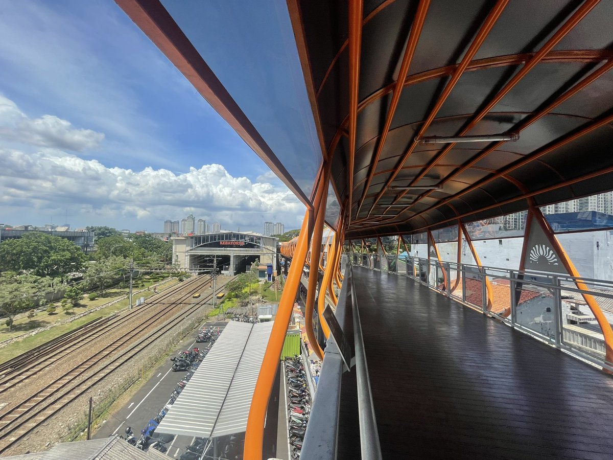 adriansyahyasin's tweet photo. Kombinasi transit skybridge Kebayoran - Velbak dan CSW ini a true gamechanger u/ komuter Tangsel yg mau ke SCBD

Cuma 30 menit!

14:50 brgkt Pd Ranji (KRL)
15:00 sampai ke Kebayoran transit ke Velbak K13 TJ via skybridge
15:10 transit di CSW ke K1 TJ
15:21 tiba di Bund Senayan! https://t.co/nEXCuR4ZJj