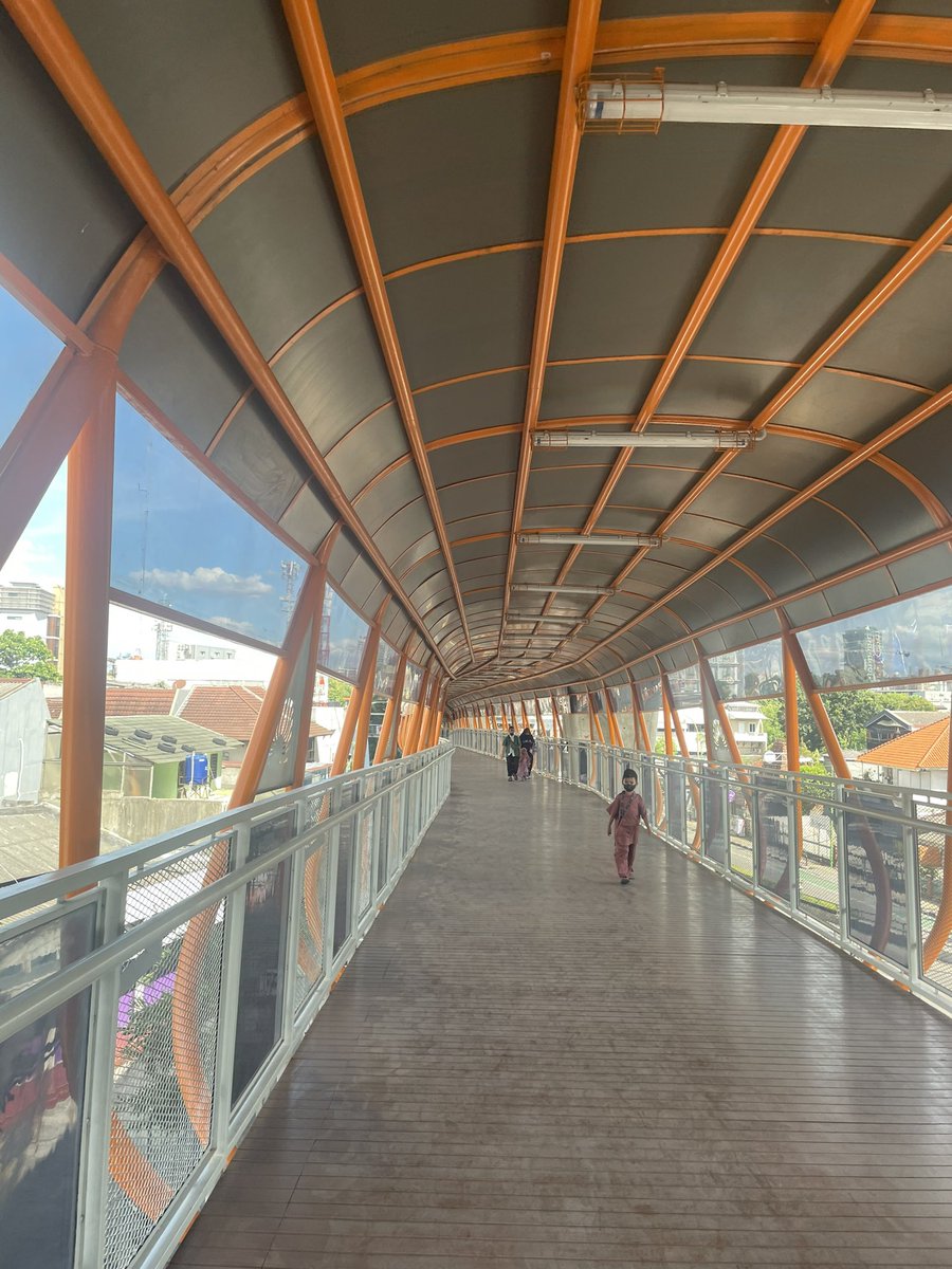 adriansyahyasin's tweet photo. Kombinasi transit skybridge Kebayoran - Velbak dan CSW ini a true gamechanger u/ komuter Tangsel yg mau ke SCBD

Cuma 30 menit!

14:50 brgkt Pd Ranji (KRL)
15:00 sampai ke Kebayoran transit ke Velbak K13 TJ via skybridge
15:10 transit di CSW ke K1 TJ
15:21 tiba di Bund Senayan! https://t.co/nEXCuR4ZJj