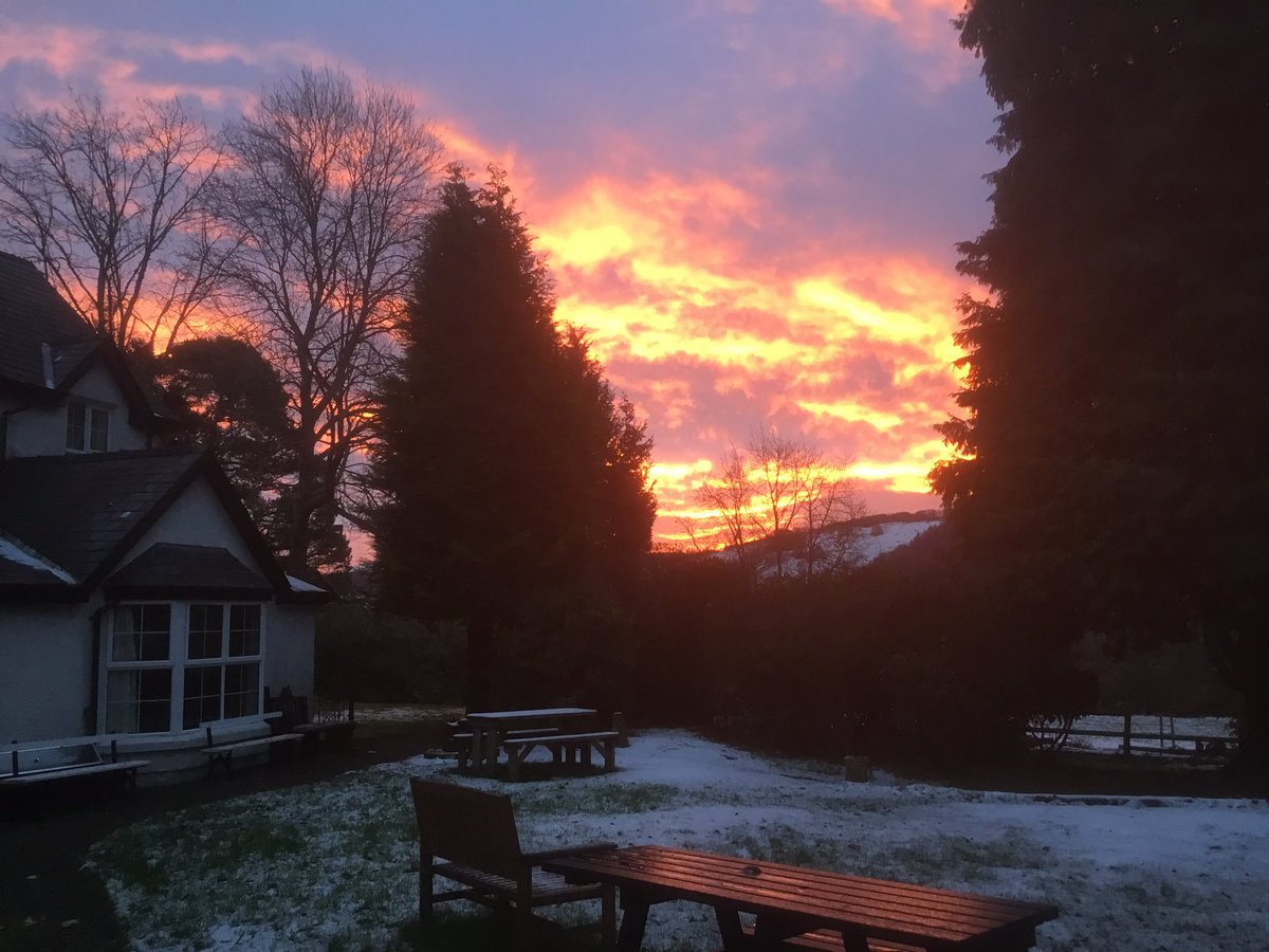 Gwawr mor drawiadol bore yma.   

Good morning with a beautiful dawn.