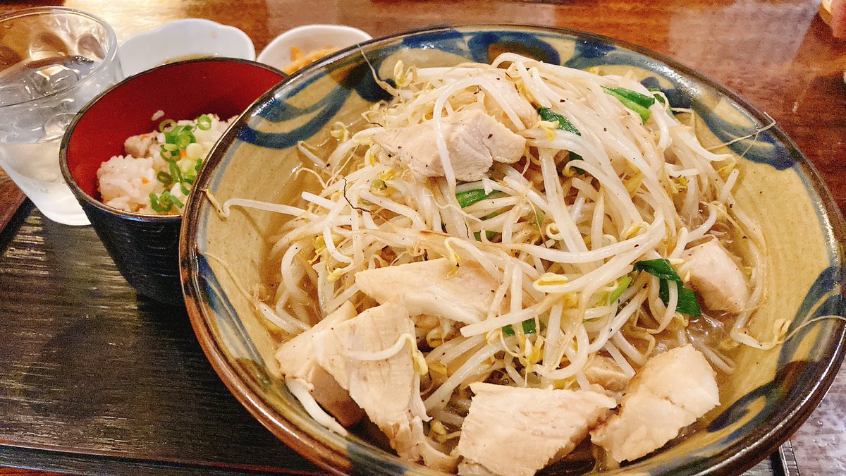 肉もやしそば。 久しぶりの沖縄そばだけど、バケツみたいなその器の大きさにラーメン二郎思い出しました…完食で夜要らなそう…😭