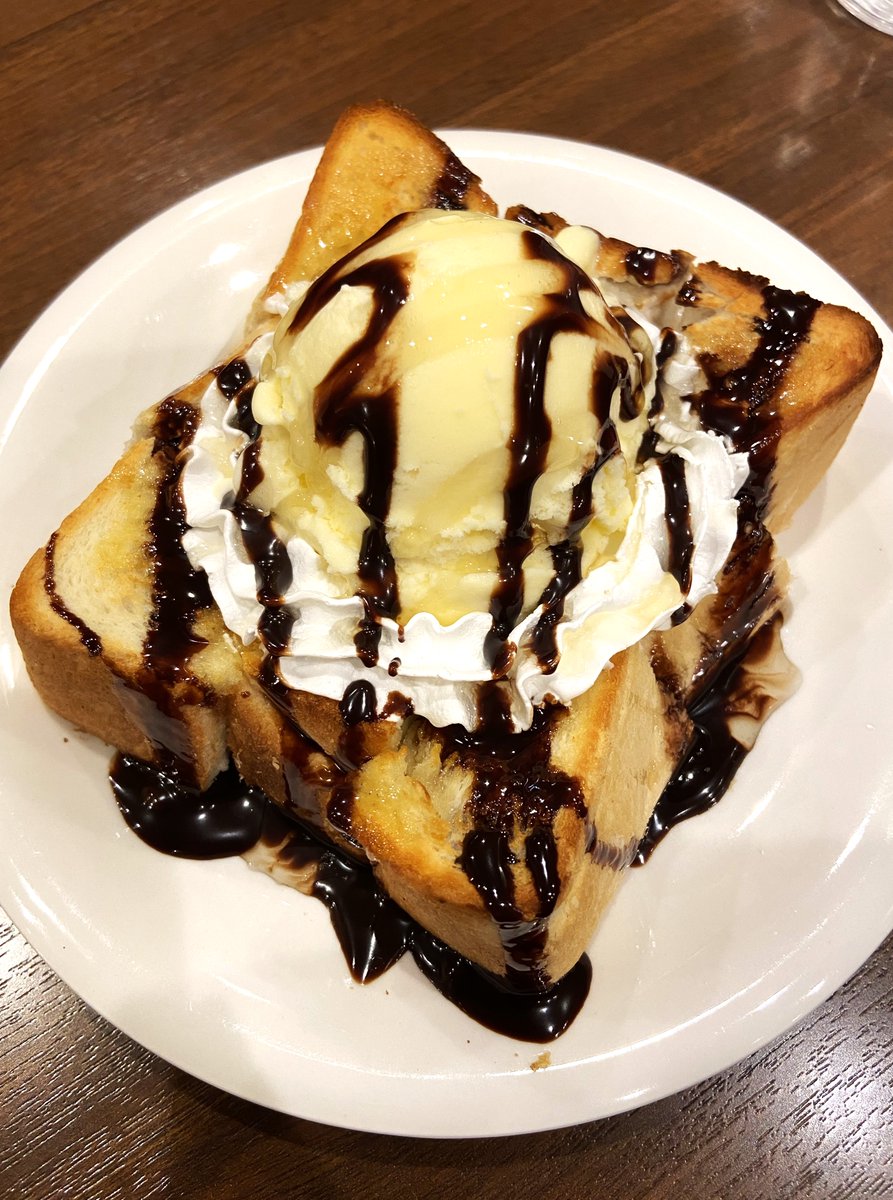 ALogic4's tweet photo. 中野ブロードウェイ エーライセンス
ショッピングのひと休み
ハニートースト&ホットコーヒー
クリーム&アイス&チョコを
厚めのトーストががっちり受け止めます
これは疲れが吹き飛びますね
休憩にはもってこいの一品
#純喫茶コレクション #中野区
#喫茶店巡り #GoToEatTokyo #トースト https://t.co/Mx8oKd8lrR
