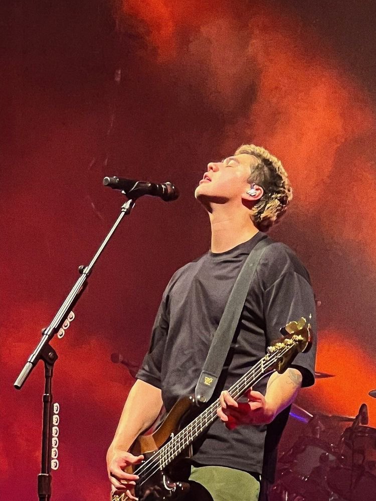 castawaylexx's tweet photo. calum hood literally exists https://t.co/wQvFOahMAA