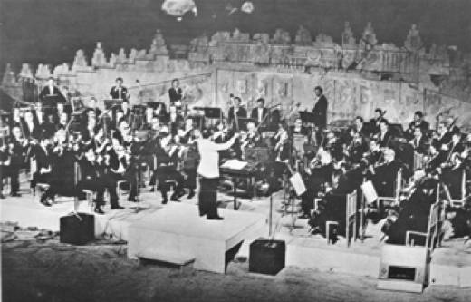 AtashiShara's tweet photo. There were times when Iran was the place to be. More than anything, the Shiraz Art Festival has stayed with me &amp; is part of me &amp; my #Iran 

Here #Penderecki playing @ #Persepolis 1975
&amp; #MerceCunnigham dance company among the ruins which after thousands of years inspired many https://t.co/sVYUeTDnq9