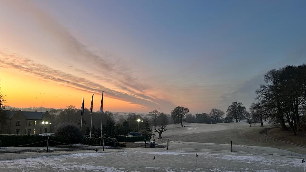 Mother nature continues to deny our members their fix of golf ❌❄️🥶
.
#breadsallpriory #snow #ice #closed