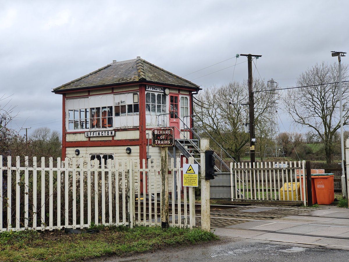 #SignalBoxSunday Uffington level crossing. Still with manual crossing gates