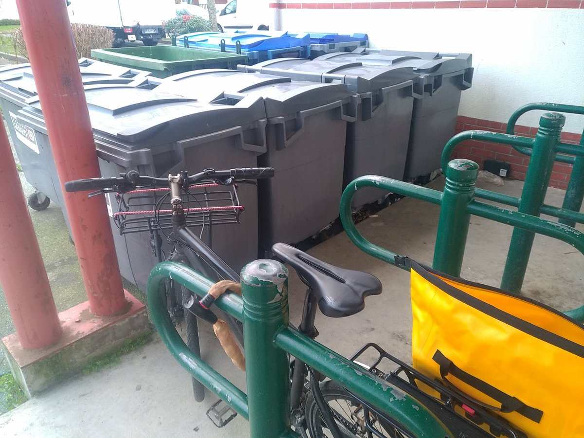 velut78's tweet photo. Encore un connard de #cycliss qui bloque l'accès aux arceaux vélo du marché couvert! https://t.co/64HGsV8mry