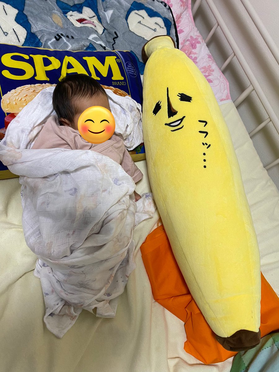 10Ymk's tweet image. 子守が板についてきたサメたち🦈
じぃじがご飯を食べている間（右手以外麻痺で動かないので）の見守り中は
我が子はじぃじのベッドの上で待機です🛏

じぃじのパートナー（デイサービスに行く時に足の間に挟む）エリートバナナのバナオくんが強めだ😳

#ikeashark
#IKEAのサメ
#子守するサメ