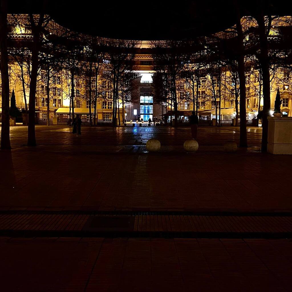 _chsanchez's tweet photo. 🥶 bonjour 

Je n’avais pas vu le froid descendre au fond de la nuit chaude. 

#bonjour #froid #chaud #chaudfroid #montpellierlanuit #montpellier #antigonemontpellier https://t.co/XZfwgHpM5d