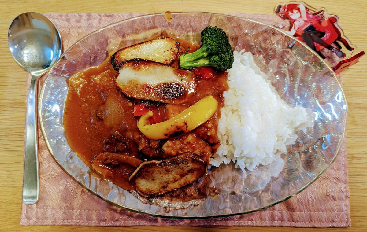 「マッサマンカレーペーストでスパイシーさアップなところにおばあちゃんから貰った林檎」|ポルリン✨☕のイラスト