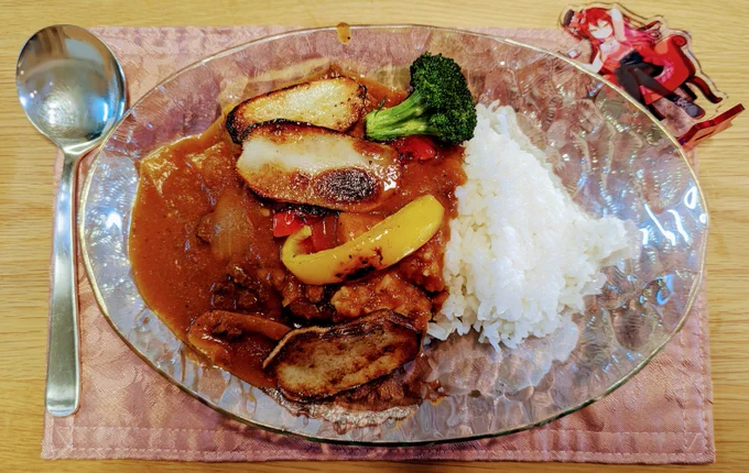 マッサマンカレーペーストでスパイシーさアップなところにおばあちゃんから貰った林檎をすりおろしてスパイシーで辛めな中に少しの甘味があるカレーになりましたよ!別で焼いたじゃがいも、ブロッコリー、パプリカがめちゃくちゃに美味い#カレーの日 
