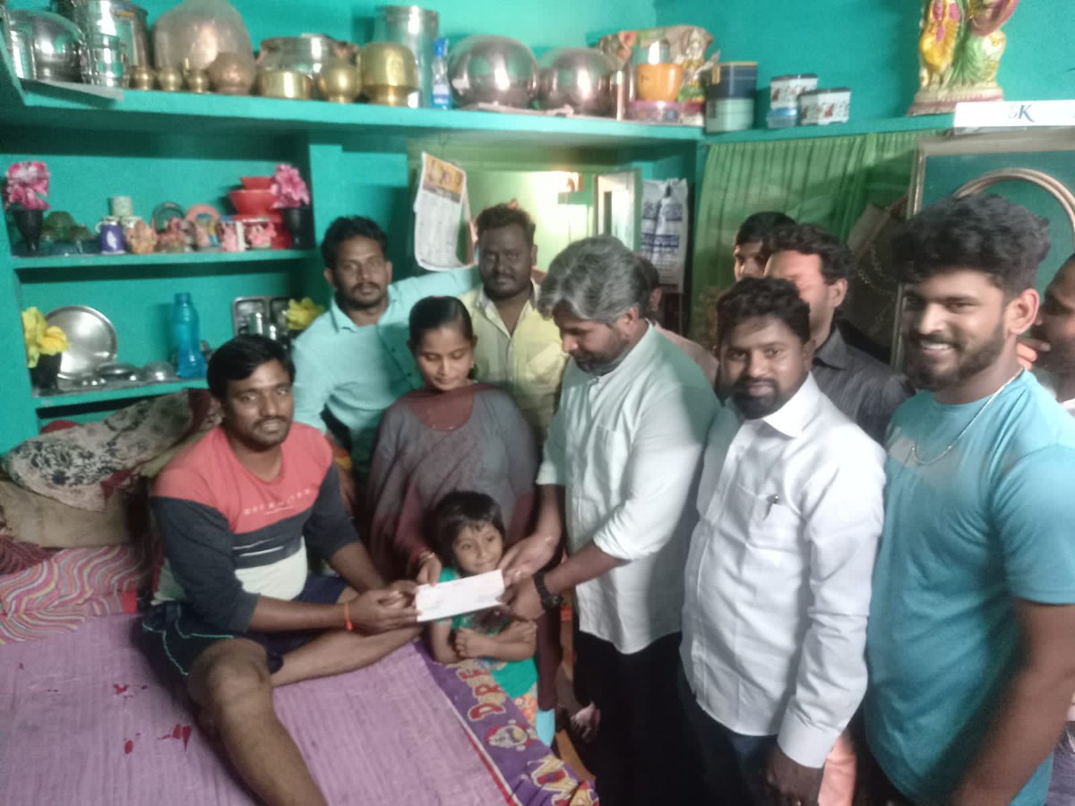 Senani_Sainyam's tweet photo. ఆమదాలవలస నియోజకవర్గం IJ నాయుడు కోలనీ చెందిన కాళీదాసు కొద్ది కాలంగా GAINT CELL CANCER తో బాధపడుతున్నారు.*రేపటి ప్రయోజనం ఫౌండేషన్* వారు 10,000రూ" ఆర్ధిక సహాయం చేయటం జరిగింది.ఇందులో *RP FOUNDATION* సభ్యులు @JSPRamMohan గారు (నియోజకవర్గం @JanaSenaParty ఇంఛార్జ్ ) ఈ విరాళం అందించారు https://t.co/3uDIrcbF7G