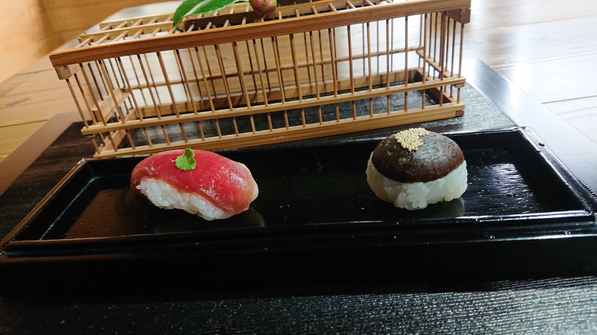 sushio27's tweet photo. 熊本城ホールで石(宝石？)買って蕎麦食ってケーキ買ってiPhone契約して色々してきたわ(´・∀・｀)ﾍｯ https://t.co/naLZxA4qaj