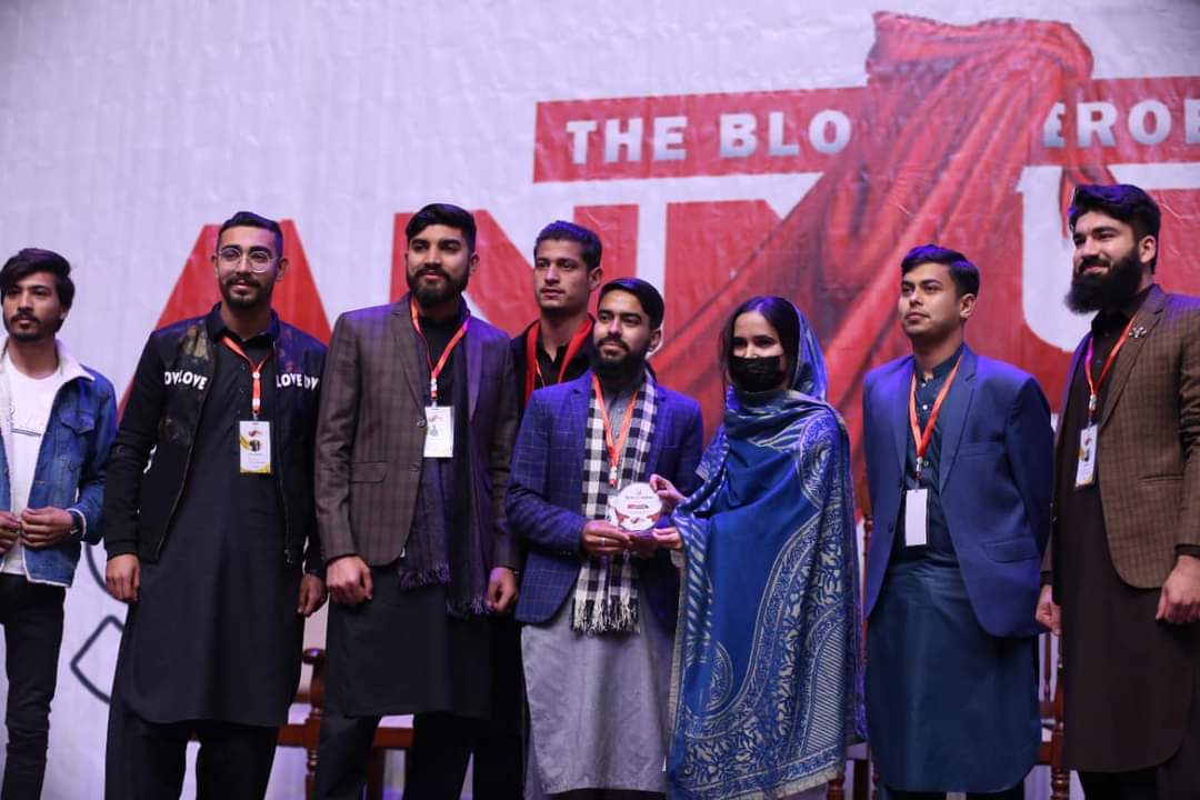 MardanTbh's tweet photo. Team Mardan at Annual Summit 2023 the founder of The Blood Heroes Gulalai Arshad Awarded Active Honor Shield to our district representative Abu Bakkar Rehman and his entire team. 

#thebloodheroescampaign 
#AnnualSummit 
#tbh_mardan https://t.co/6ovy1AU8Mz