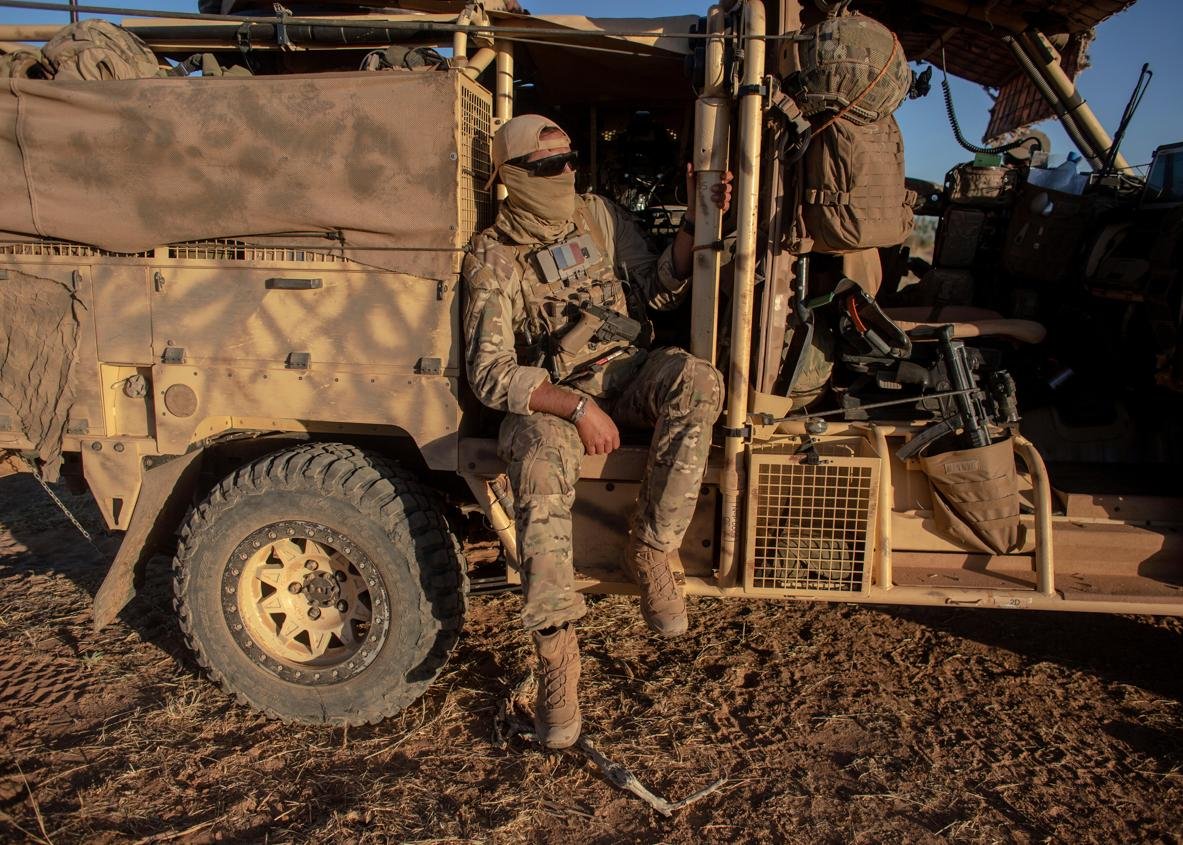 top_force's tweet photo. #TaskForceSabre D'après des sources proches du dossier consultées par l'AFP, l'option privilégiée par la France serait de redéployer ces #Forces_Spéciales dans le sud du Niger voisin, où sont déjà déployés près de 2000 militaires français. https://t.co/rdowaI43Nw