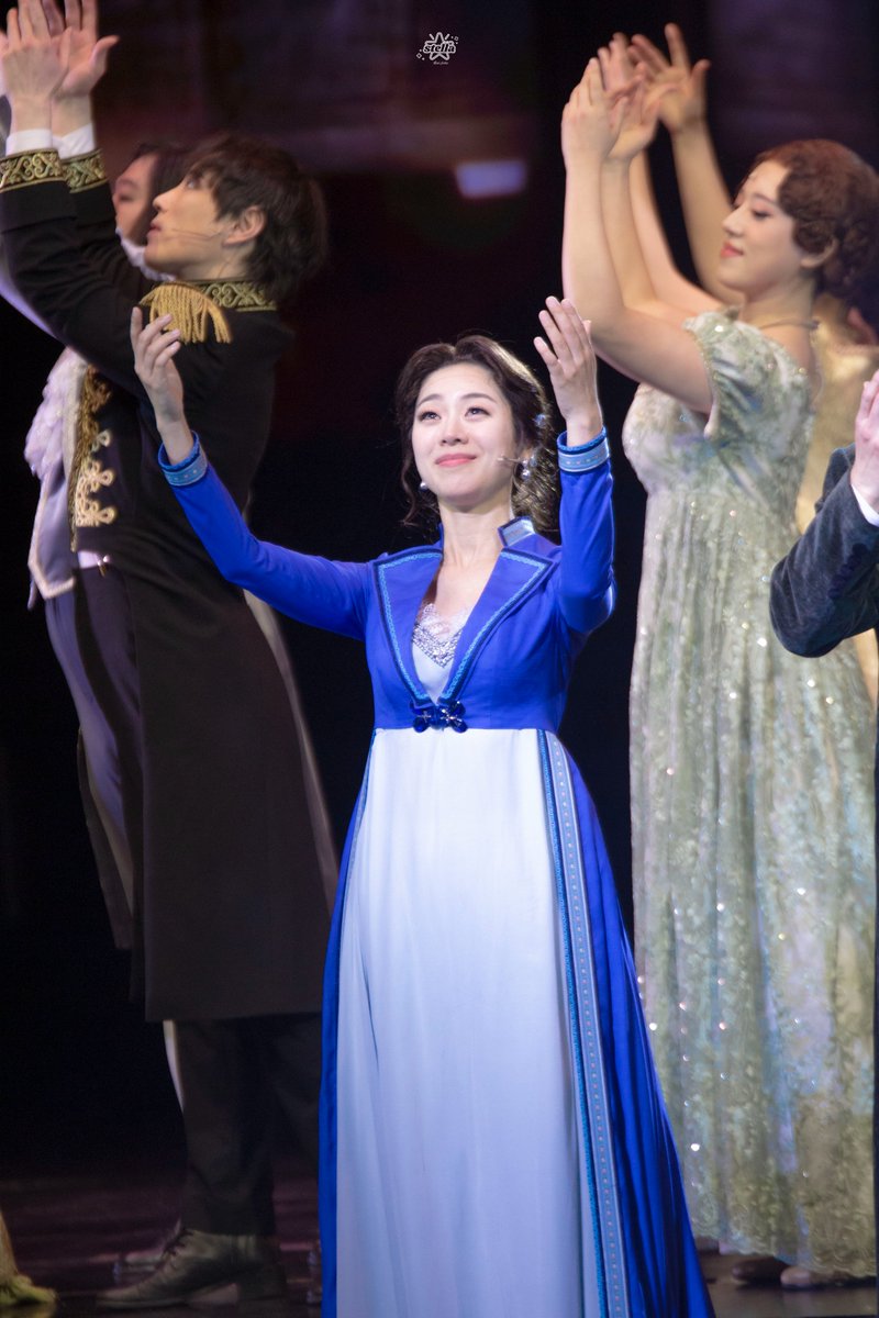 ari_picpic's tweet photo. 20230120 뮤지컬 베토벤 커튼콜

안토니 브렌타노 役  조정은 배우님 

마법의 물든 달 https://t.co/1LQOItpEHU