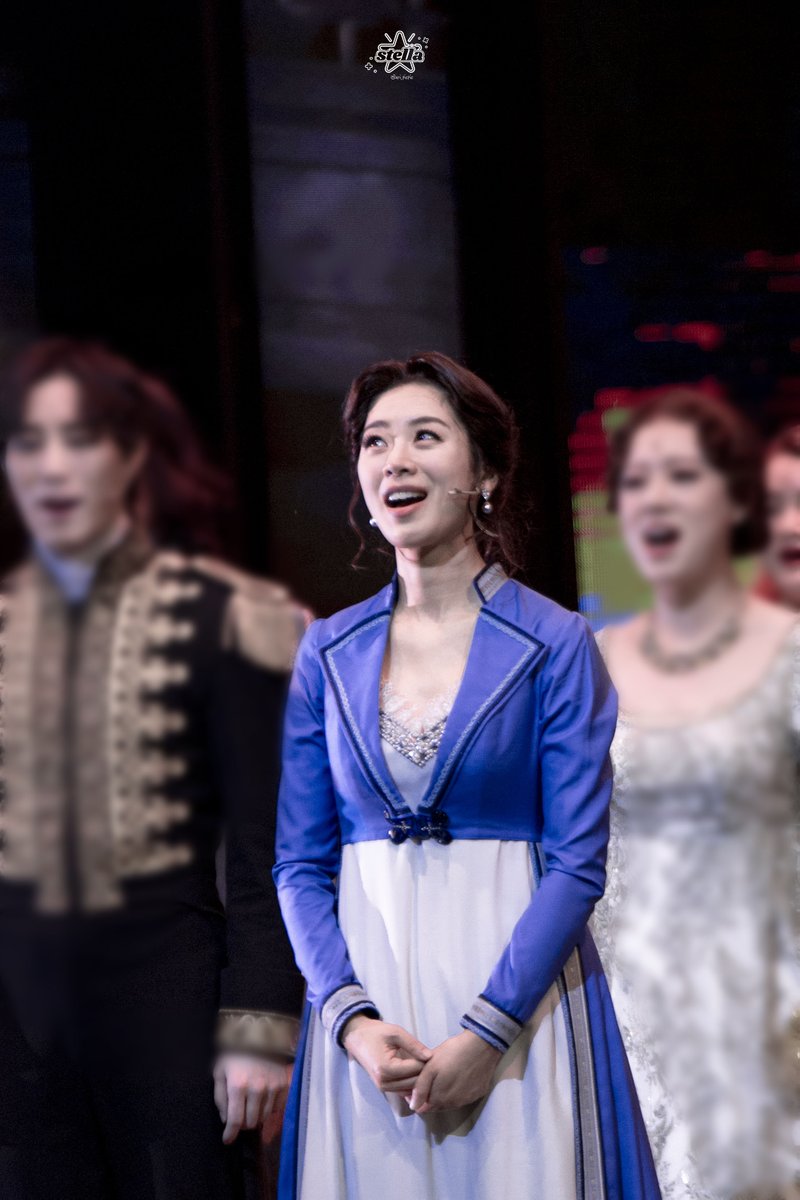 ari_picpic's tweet photo. 20230120 뮤지컬 베토벤 커튼콜

안토니 브렌타노 役  조정은 배우님 

세상을 구원해줘요 내 사랑 https://t.co/1fEUXcNEIT