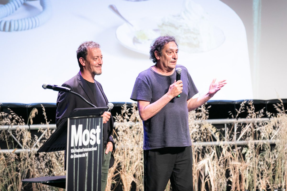 mostfestival's tweet photo. El dia abans "El ventre del mar" havia recollit un grapat de premis al @festivalmalaga i tot i que la nit se'ls va fer curta, l'Agustí Villaronga i el @RogerCasamajor van voler ser també a l'estrena del #Most2021. #GranRegal #GranMoment https://t.co/t2eazwS2fC