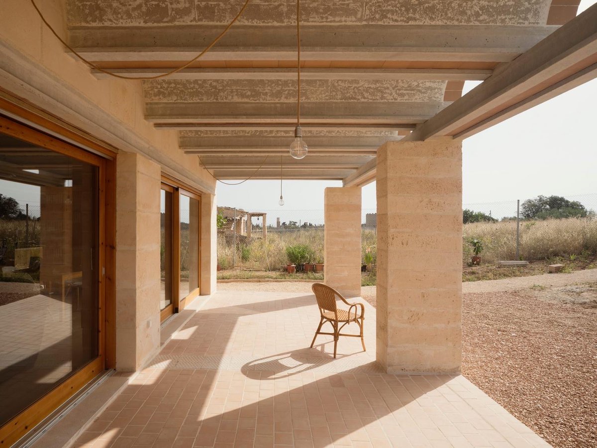 arquitect_viva's tweet photo. Ca na Catalina i en Joan, Llubí. Mallorca
TEd’A arquitectes
Situada en una zona de la isla a merced de la tramontana y del embat, un sólido conjunto de muros de marés con hoja interior cerámica y bóvedas de hormigón aporta la necesaria inercia térmica…
https://t.co/PaVmtZU9V3 https://t.co/5jcIIOdWgg