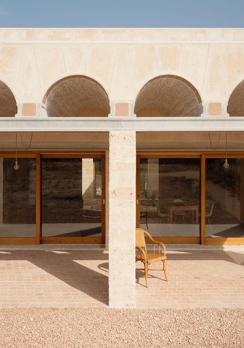 arquitect_viva's tweet photo. Ca na Catalina i en Joan, Llubí. Mallorca
TEd’A arquitectes
Situada en una zona de la isla a merced de la tramontana y del embat, un sólido conjunto de muros de marés con hoja interior cerámica y bóvedas de hormigón aporta la necesaria inercia térmica…
https://t.co/PaVmtZU9V3 https://t.co/5jcIIOdWgg
