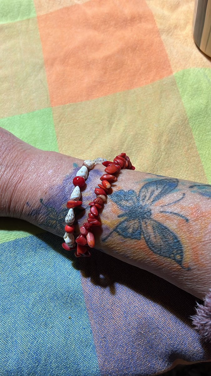 solangeabogada's tweet photo. Buenos dias, feliz domingo. #ProtestaRoja #PulserasRojas todos los días, por un mundo sin prescripción d abuso sexual infantil y derecho a justicia y reparación para sobrevivientes. Todos debimos haber tenido ese derecho. Invito a sumarse, suban fotos con su pulsera roja. 🙏🏻RT https://t.co/qmtqSxHjfu