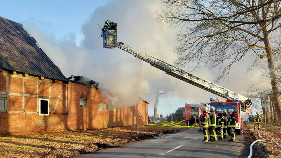 TAGEBLATTonline's tweet image. Scheune brennt bei Kutenholz #feuerwehr #scheune #sadersdorf #kutenholz tageblatt.de/lokales/blauli…