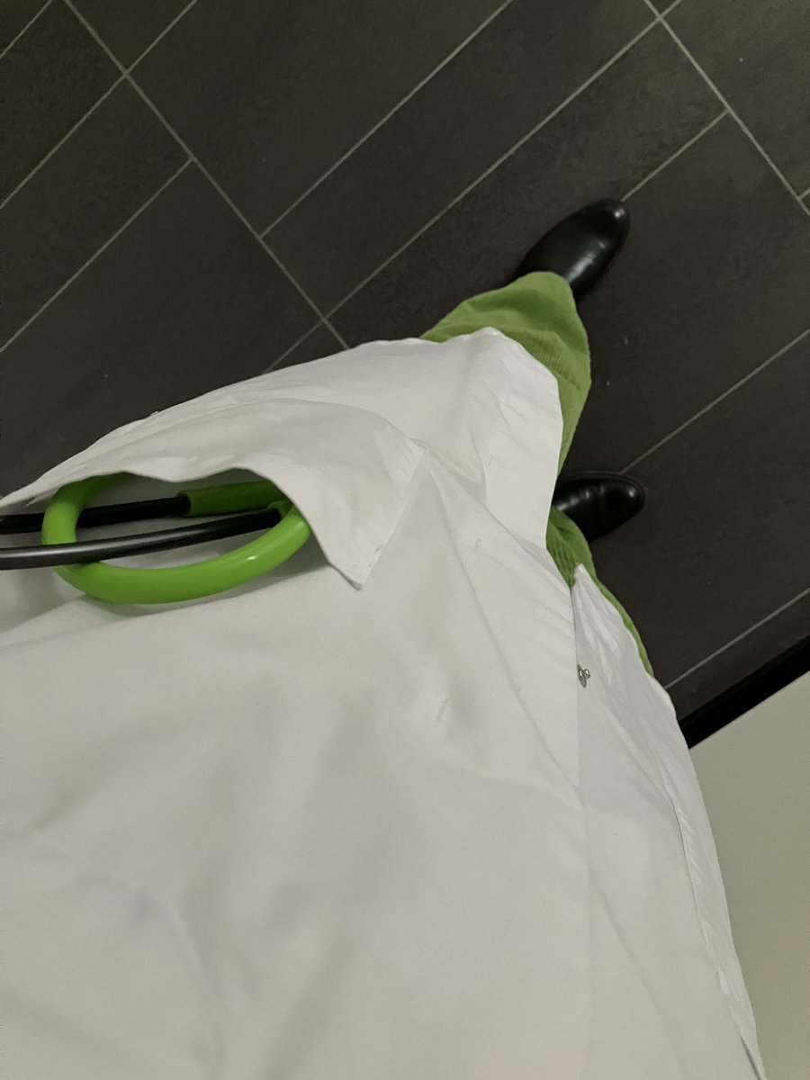 ALJVerhulst's tweet image. Weekenddienst met matchende broek en stethoscoop #mooigroenisnietlelijk