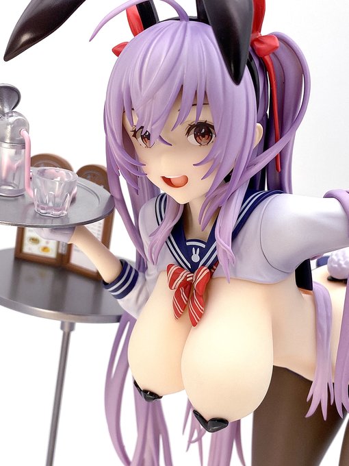 細部まで丁寧に仕上げらているのは
良いフィギュアの条件です。
そして重力をかんじる長乳、素ん晴らしいです! 