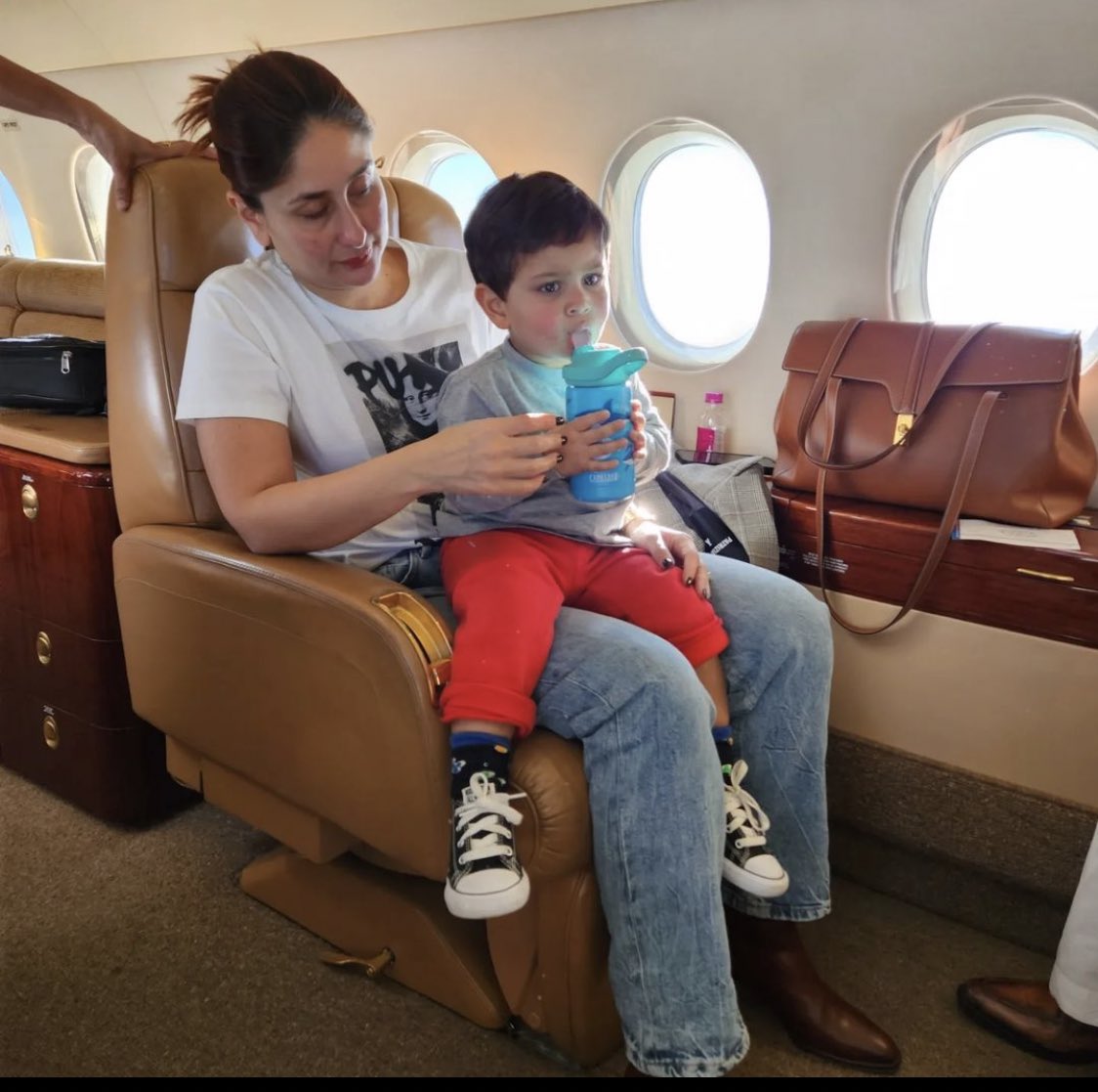 NevantaMedia's tweet photo. Adorable pictures of #KareenaKapoorKhan and #SaifAliKhan with their little boy surface online #Trending #Bollywood https://t.co/aAFn7NpNzv
