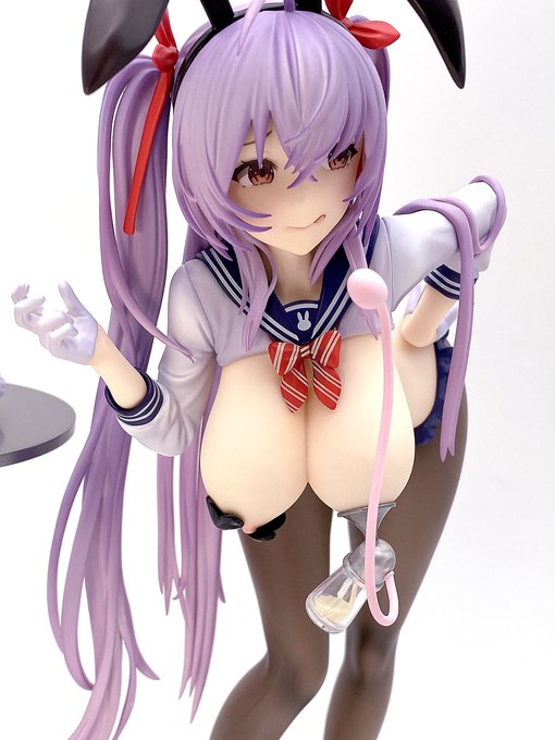 今回すごいと思ったのがこの薄いニプレスが
マグネットで貼りつけられるだけでなく
搾乳機までマグネットで保持される仕様です。
パーツポロリのイライラ等が一切起こらず
拘りの仕事に好感が持てました! 