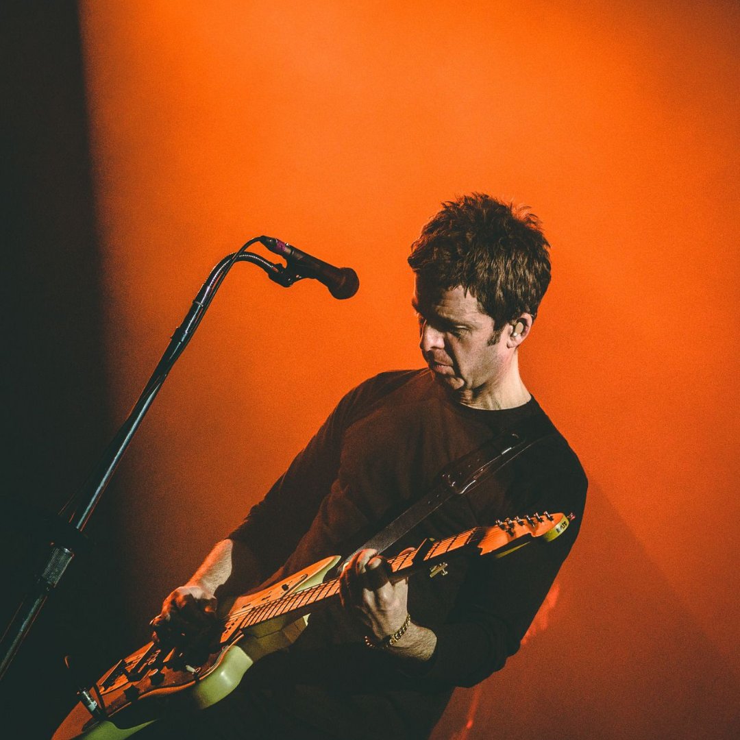avazavaz's tweet photo. Her ne kadar kendisini ufaktan unutmuş olsak da Noel Gallagher'ın grubu High Flying Birds de yeni albümü Council Skies'ı yeni bir single kaydı ile duyurdu. Albüm 2 Haziran'da yayınlanacak. Single kaydı hemen burada 👇

https://t.co/IYDmYvwG4W https://t.co/S8nLBAb4OP