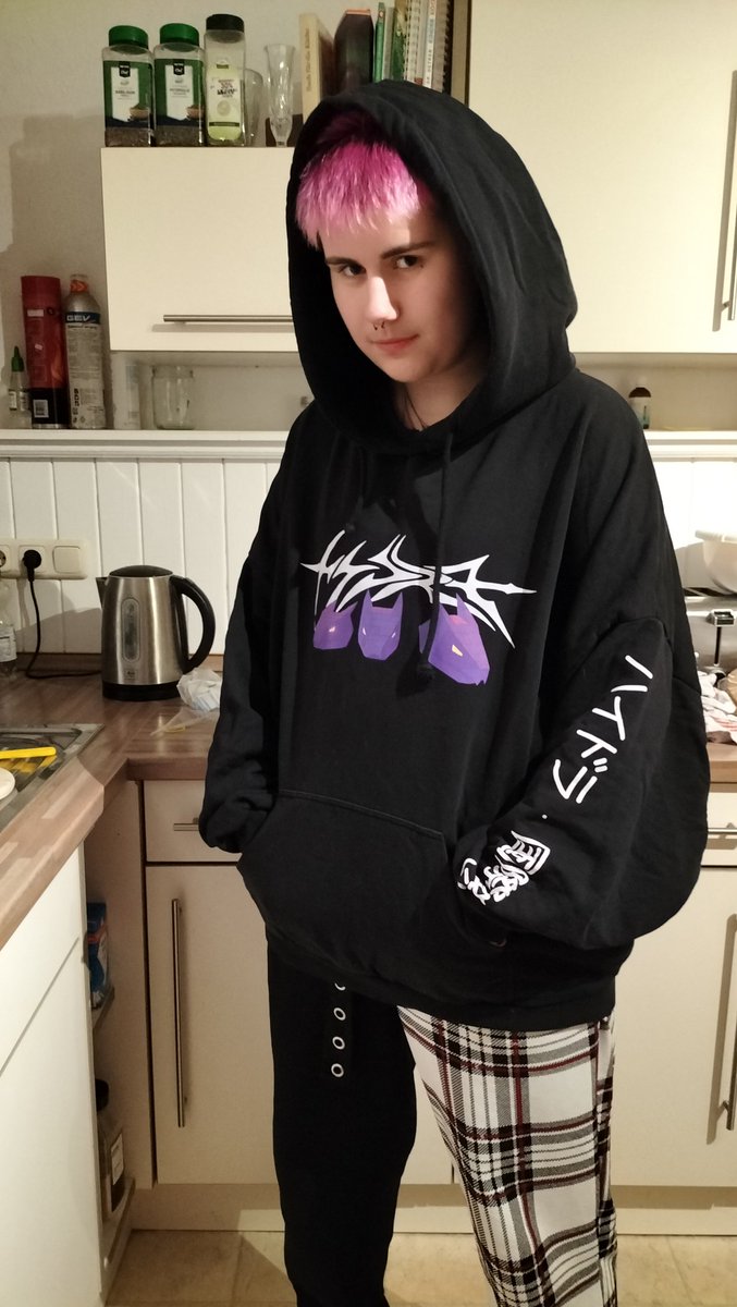 Nickithe_556's tweet image. Hab dieses Hoodie letzte Woche Donnerstag bekommen and I love it!
2018 vibes kommen wieder😍❤️