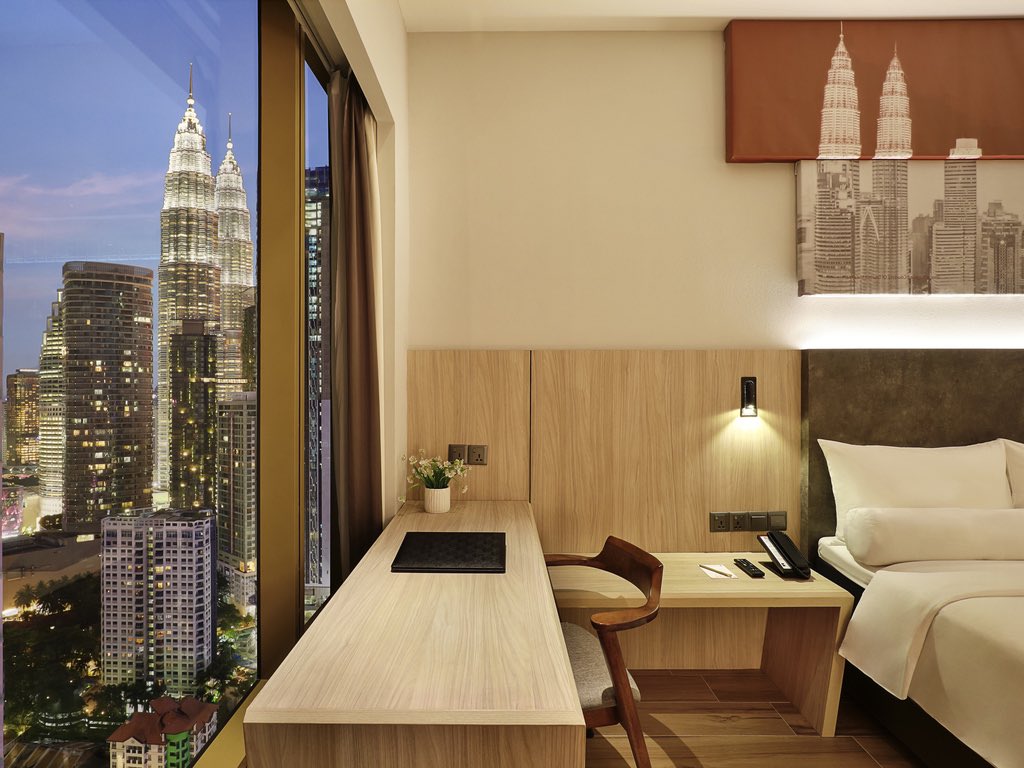 staycationig's tweet photo. Staycation dekat Ibis KL ni korang boleh dapat serendah RM290/night. Malam-malam boleh jer jalan-jalan ke Saloma Bridge takpun korang hunting makan dekat area Bukit Bintang. 🤩 https://t.co/39TRhKdIRC