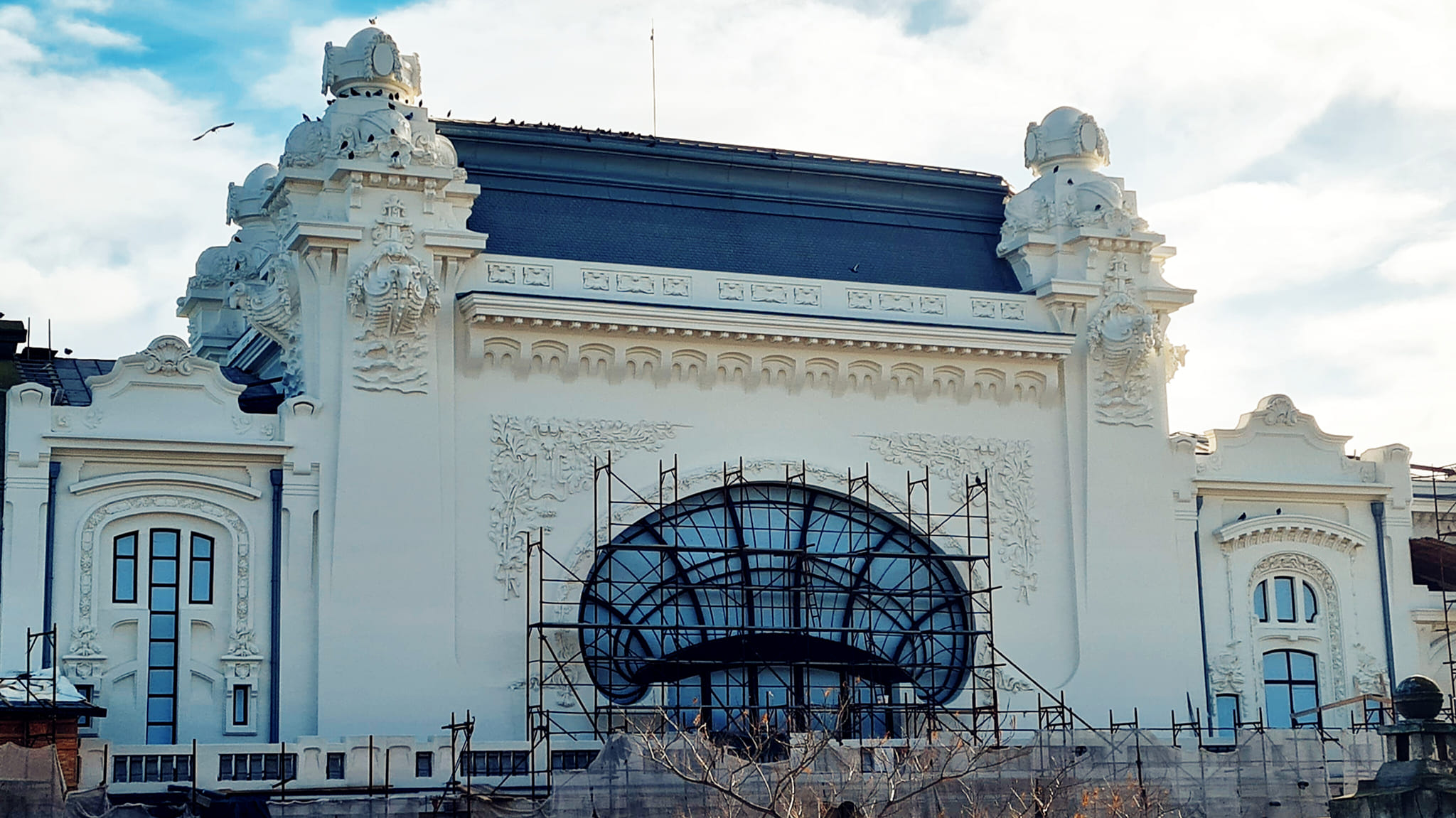 Fațada Cazinoului din Constanța a fost reabilitată. Cum arată cel mai cunoscut monument istoic de pe litoral, după finalizarea a peste 70% din lucrări. Foto: Tw/@100newsR